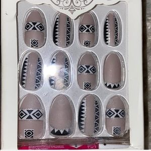 Kiss nails